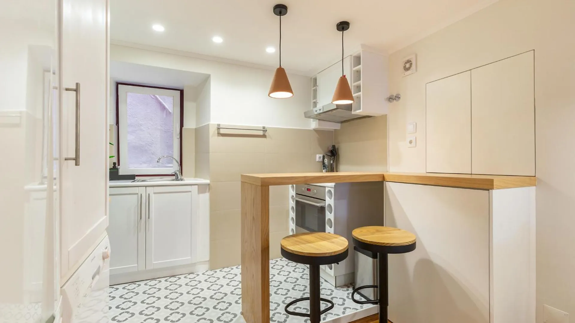 Designer Retreat- Newly Remodelled 1 Bedroom Apt Lisbon Apartment